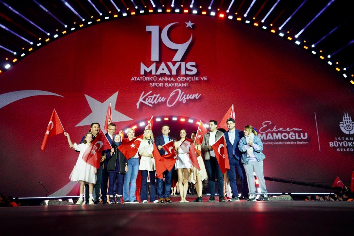 CHP'li Engin Altay'ın başörtülü parti üyesine bakışı