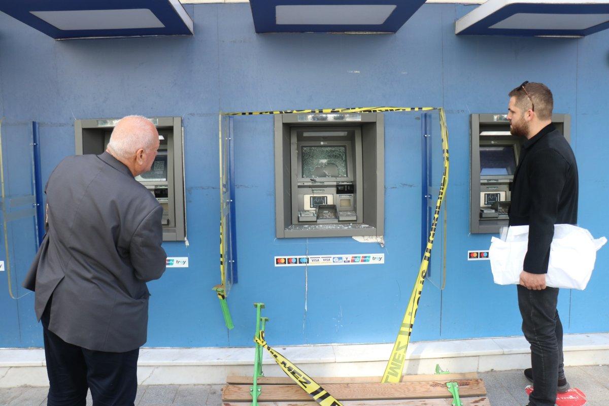 Sakarya'da psikolojik sorunlu adam ATM'yi kırdı