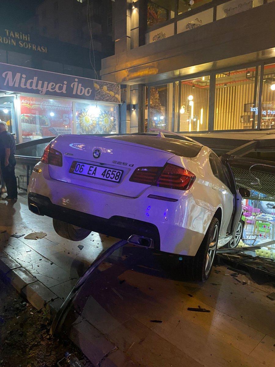 Mardin'de vites değiştirmeyen sürücü kafeye daldı