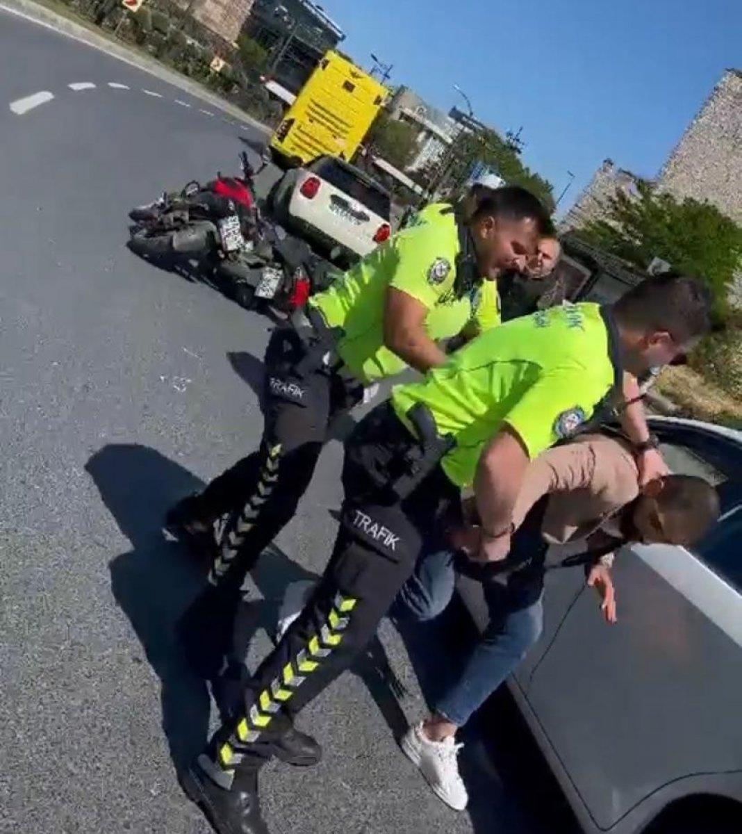 Fatih'te yol verme kavgası: Polis güçlükle ayırdı