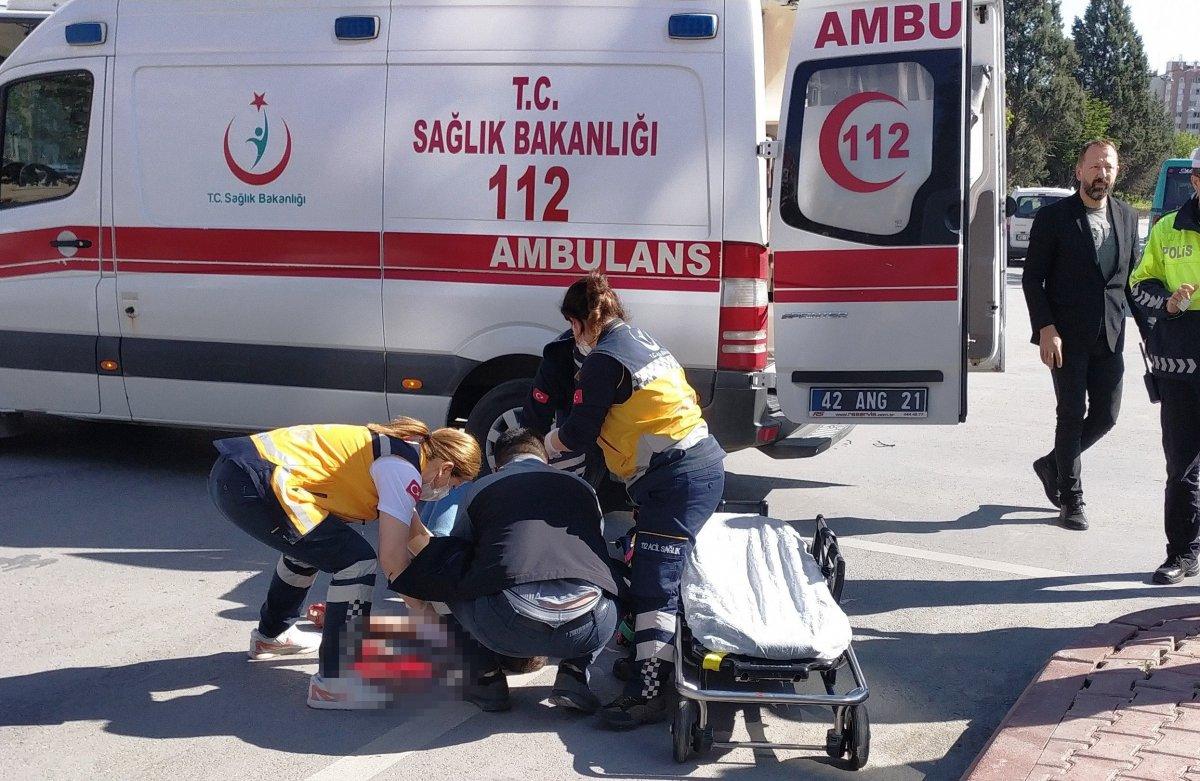 Konya'da trafik ışığına uymayan minibüsçü, yayaya çarptı