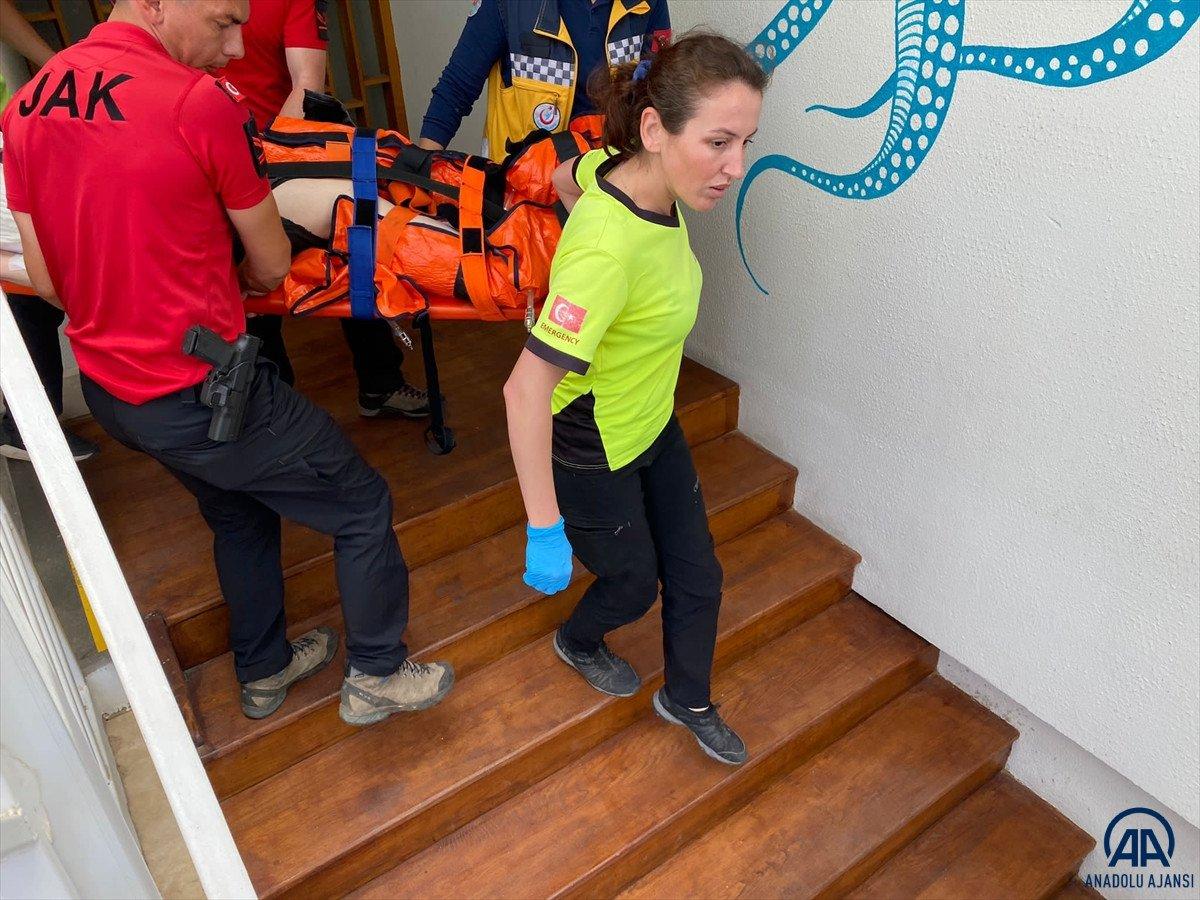 Fethiye'deki yamaç paraşütçüsü çatıya düştü