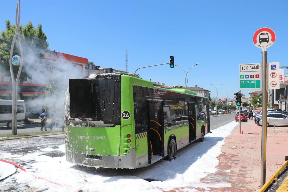 Sakarya'da belediye otobüsü seyir halindeyken yandı