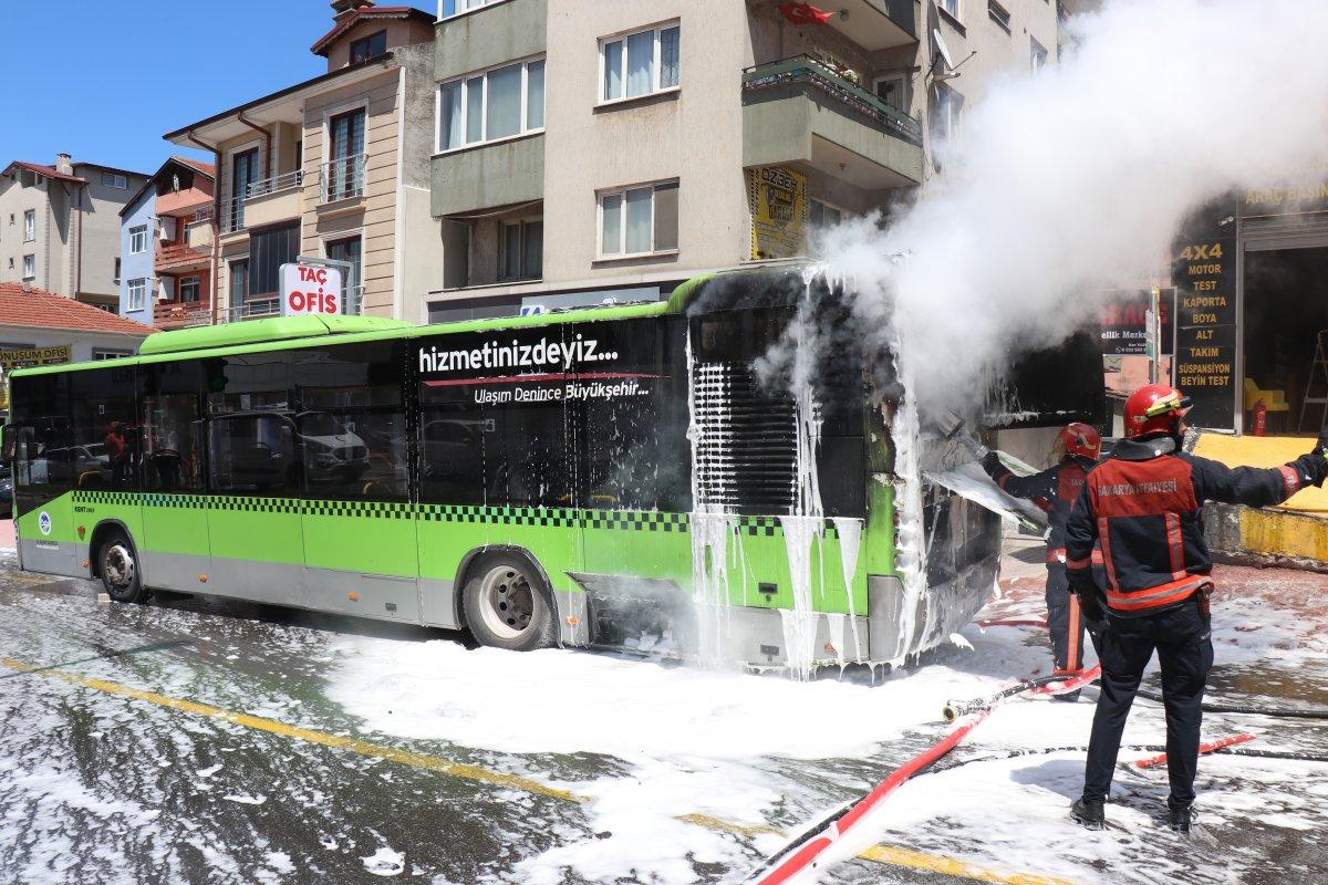 Sakarya'da belediye otobüsü seyir halindeyken yandı
