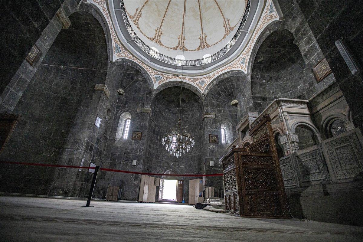Tarihi Kümbet Camii, ihtişamıyla göz kamaştırıyor