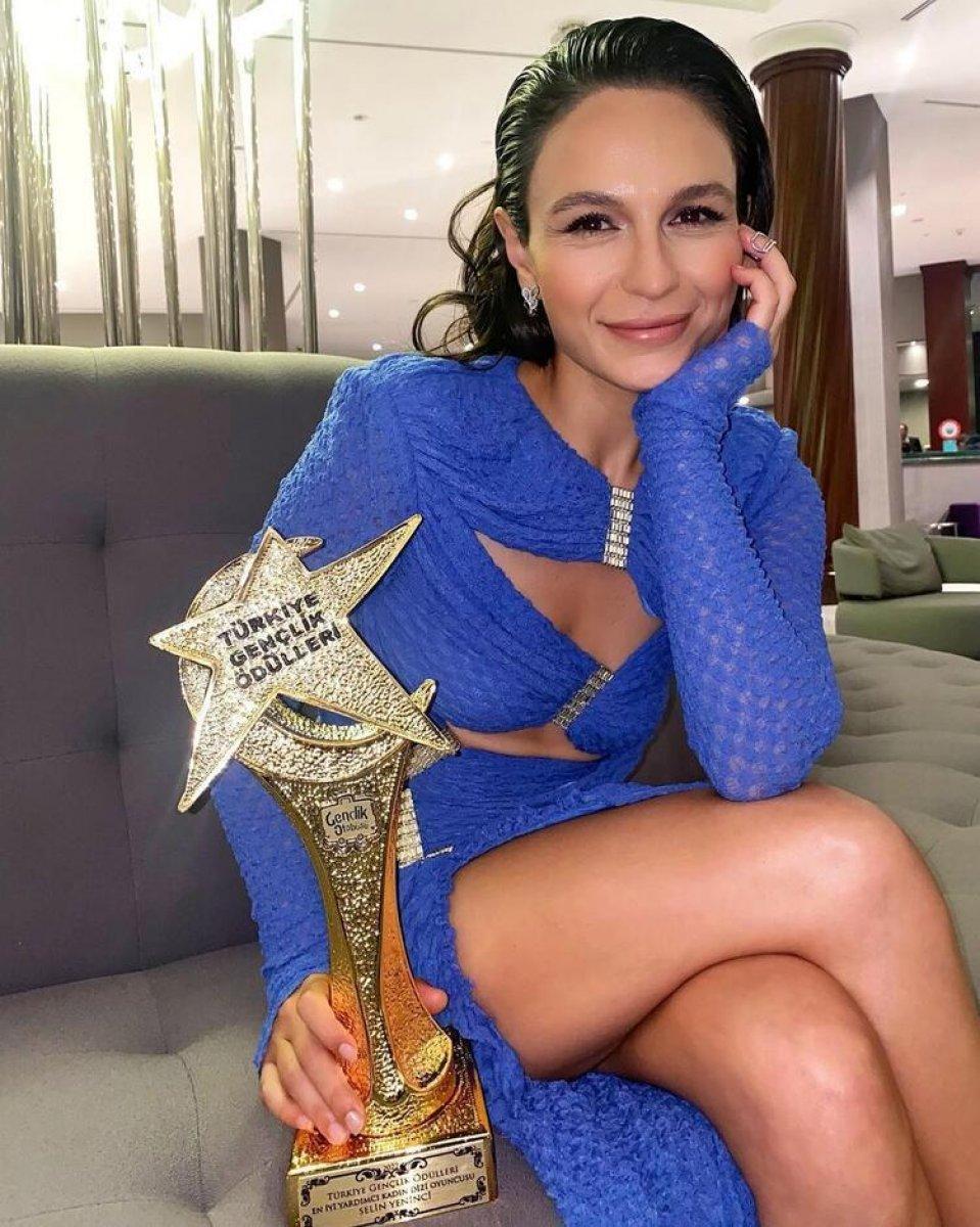 Selin Yeninci ödülünü aldı