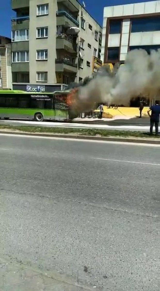 Sakarya'da belediye otobüsü seyir halindeyken yandı