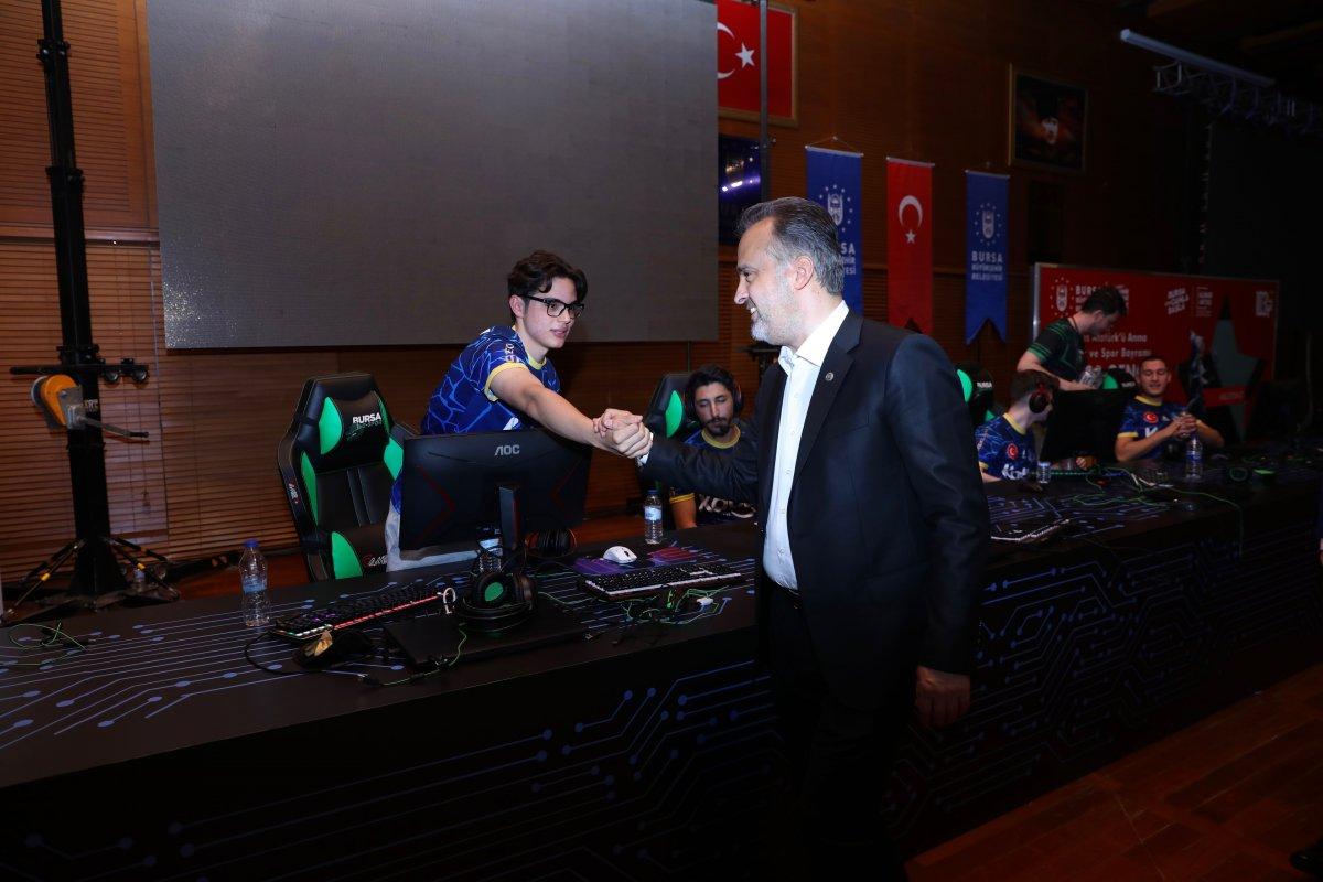 Bursalı gençlerin 19 Mayıs kutlamaları