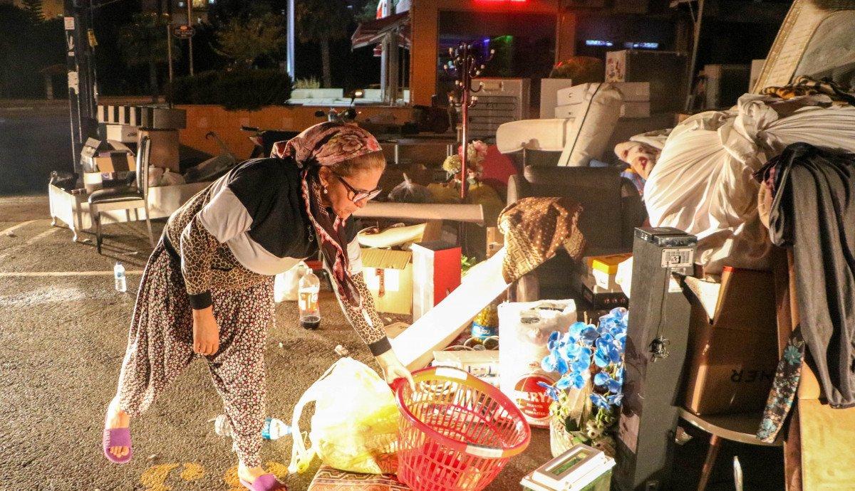 Antalya'da eline tebligat ulaşmayan kadın eşyalarıyla birlikte sokakta kaldı