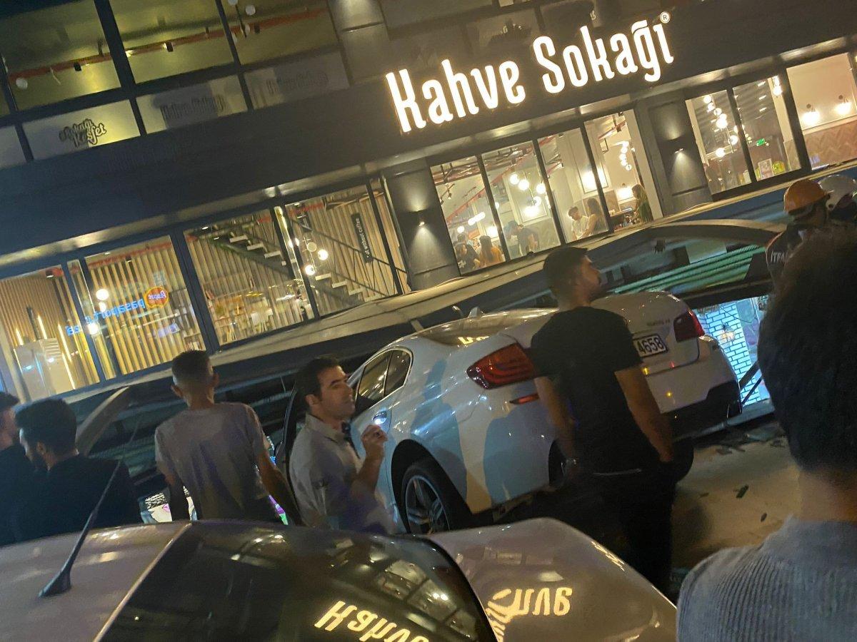 Mardin'de vites değiştirmeyen sürücü kafeye daldı