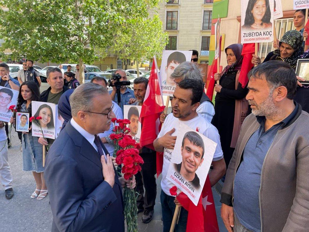 Diyarbakır'ın yeni valisi Ali İhsan Su, nöbetteki ailelerle görüştü