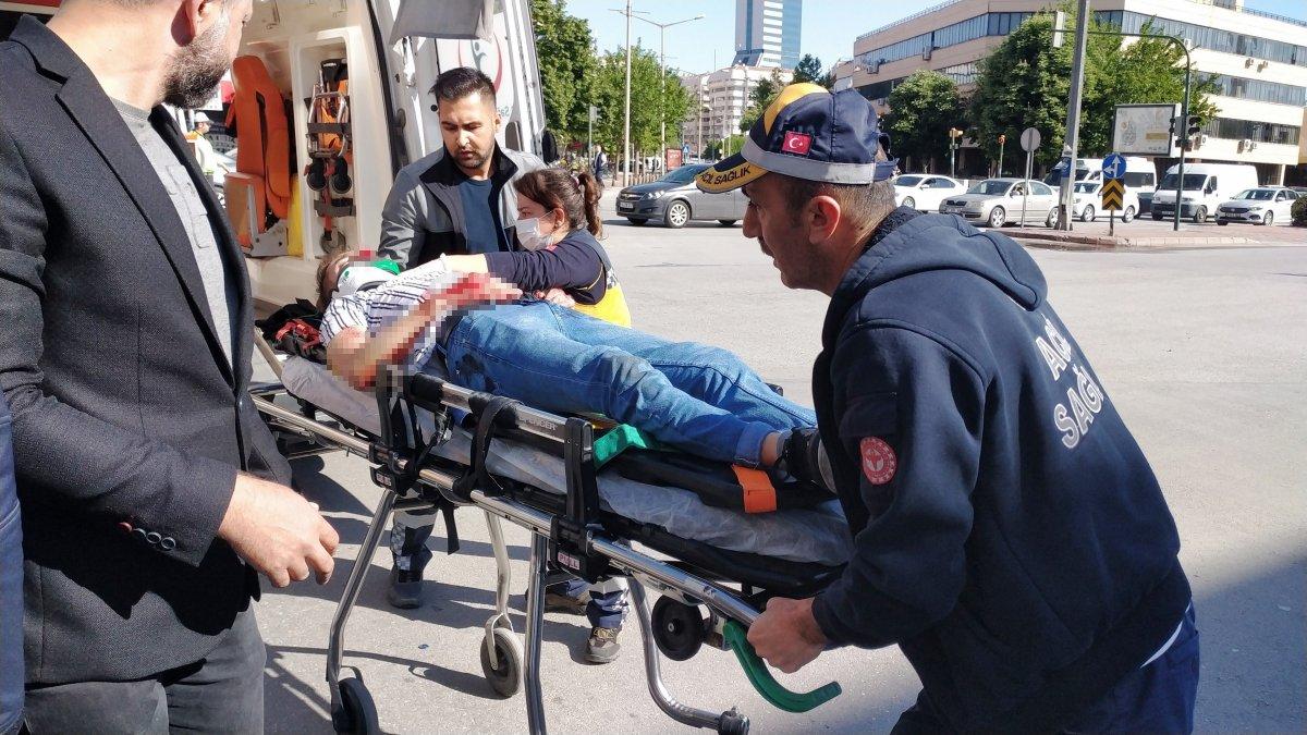 Konya'da trafik ışığına uymayan minibüsçü, yayaya çarptı