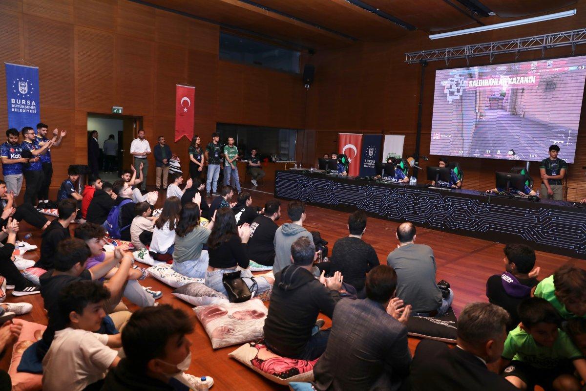 Bursalı gençlerin 19 Mayıs kutlamaları