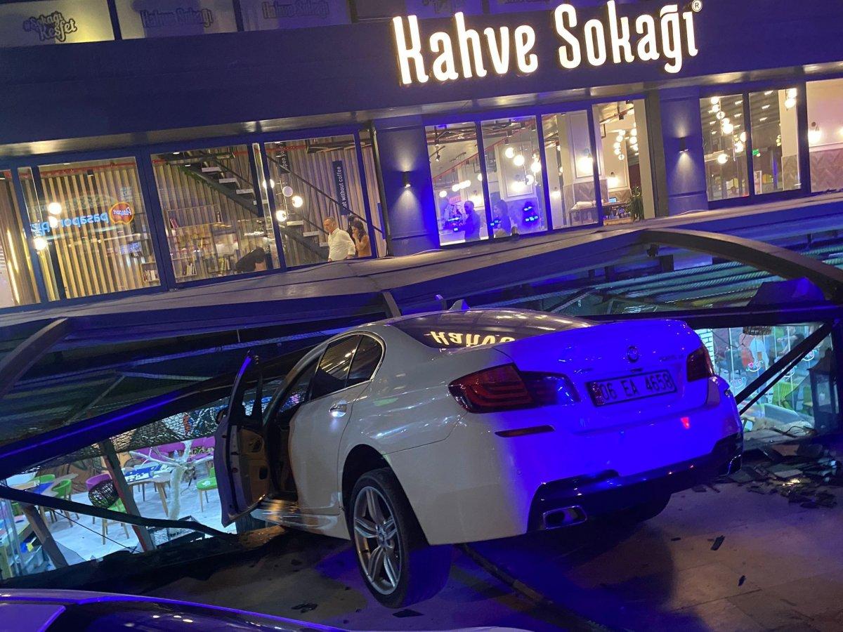 Mardin'de vites değiştirmeyen sürücü kafeye daldı