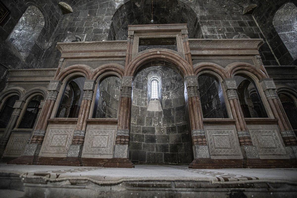 Tarihi Kümbet Camii, ihtişamıyla göz kamaştırıyor
