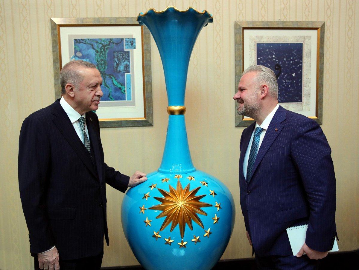 2,5 metrelik vazo, Cumhurbaşkanı Erdoğan'a takdim edildi