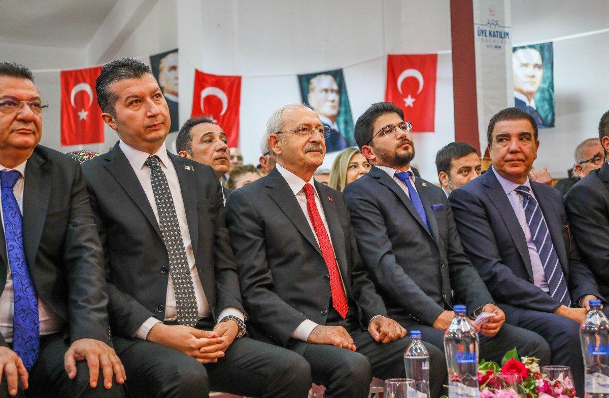 Kemal Kılıçdaroğlu, Burdur'da partisine yeni katılanlara rozetlerini taktı