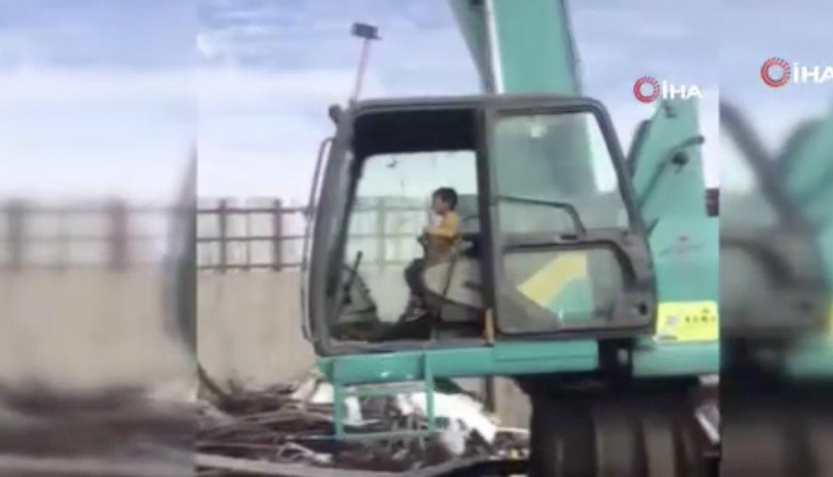 Ankara'da pes dedirten olay: Çocuğa iş makinesi kullandırdılar