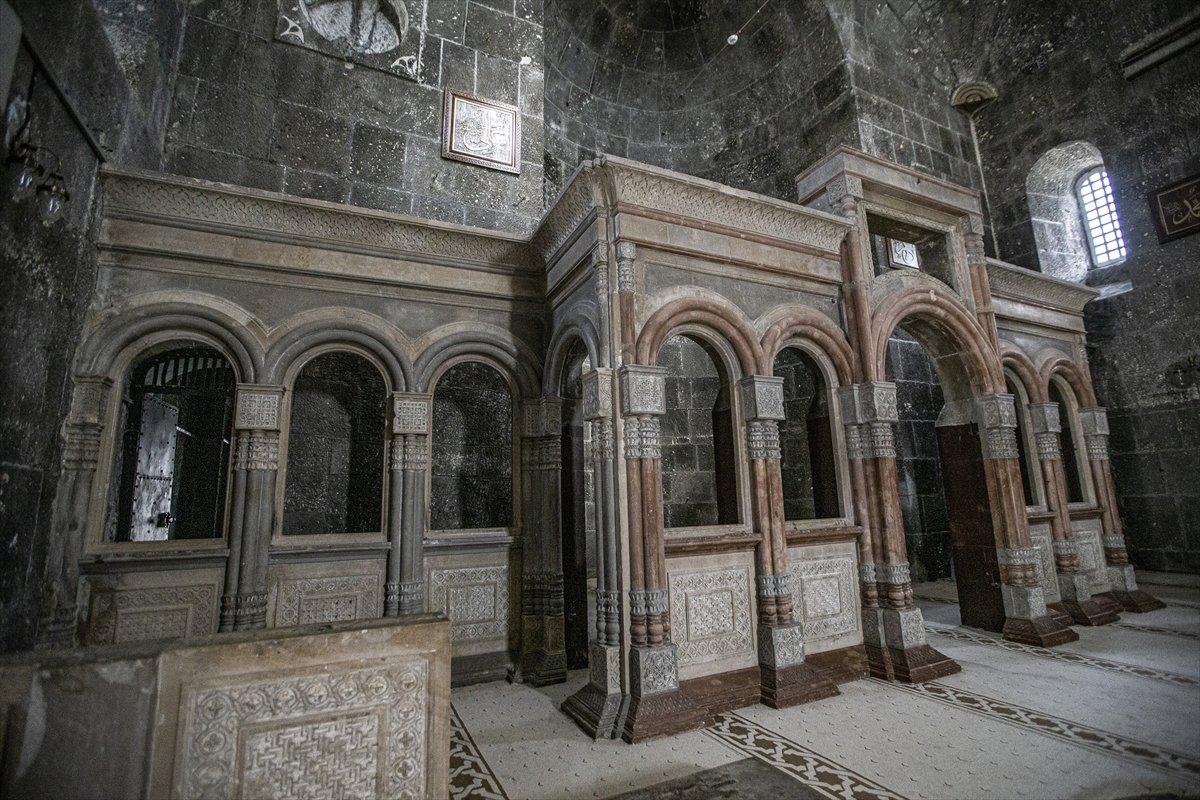 Tarihi Kümbet Camii, ihtişamıyla göz kamaştırıyor