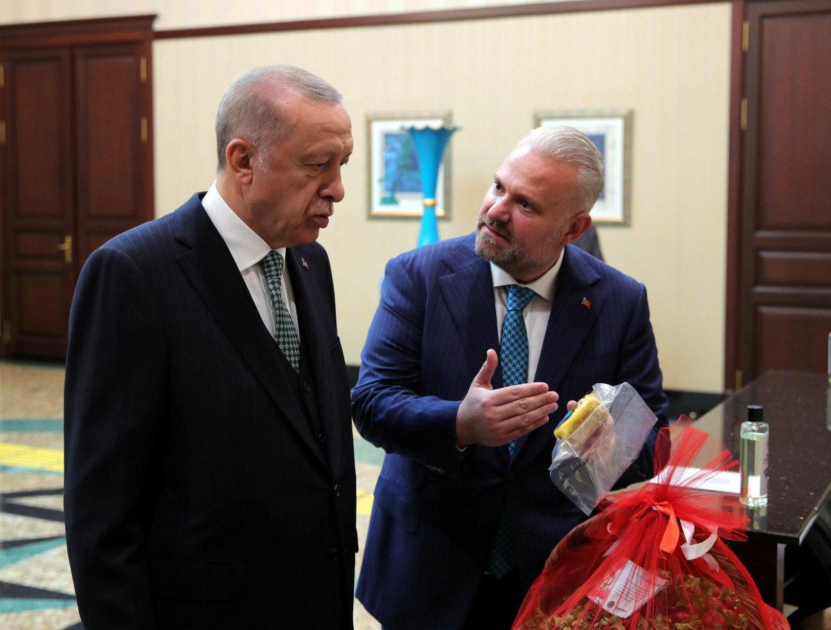 2,5 metrelik vazo, Cumhurbaşkanı Erdoğan'a takdim edildi