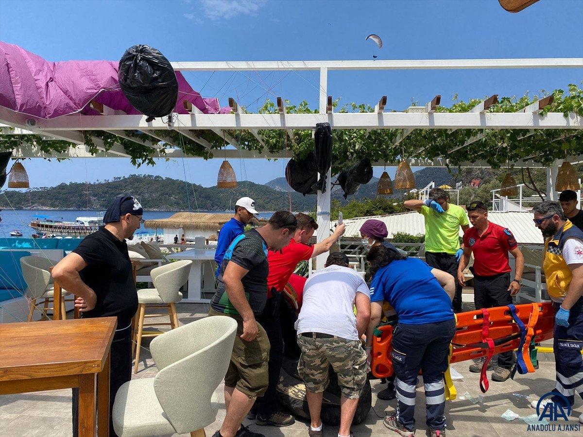 Fethiye'deki yamaç paraşütçüsü çatıya düştü