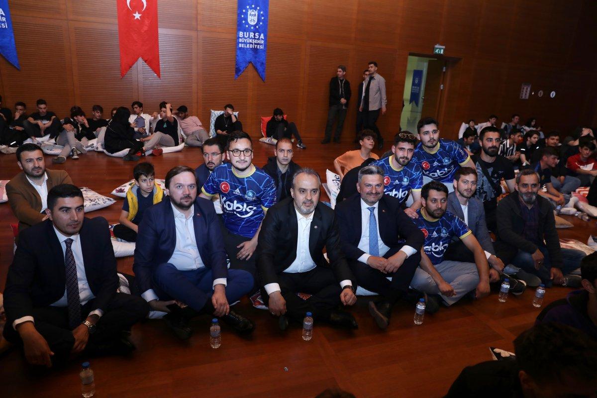 Bursalı gençlerin 19 Mayıs kutlamaları