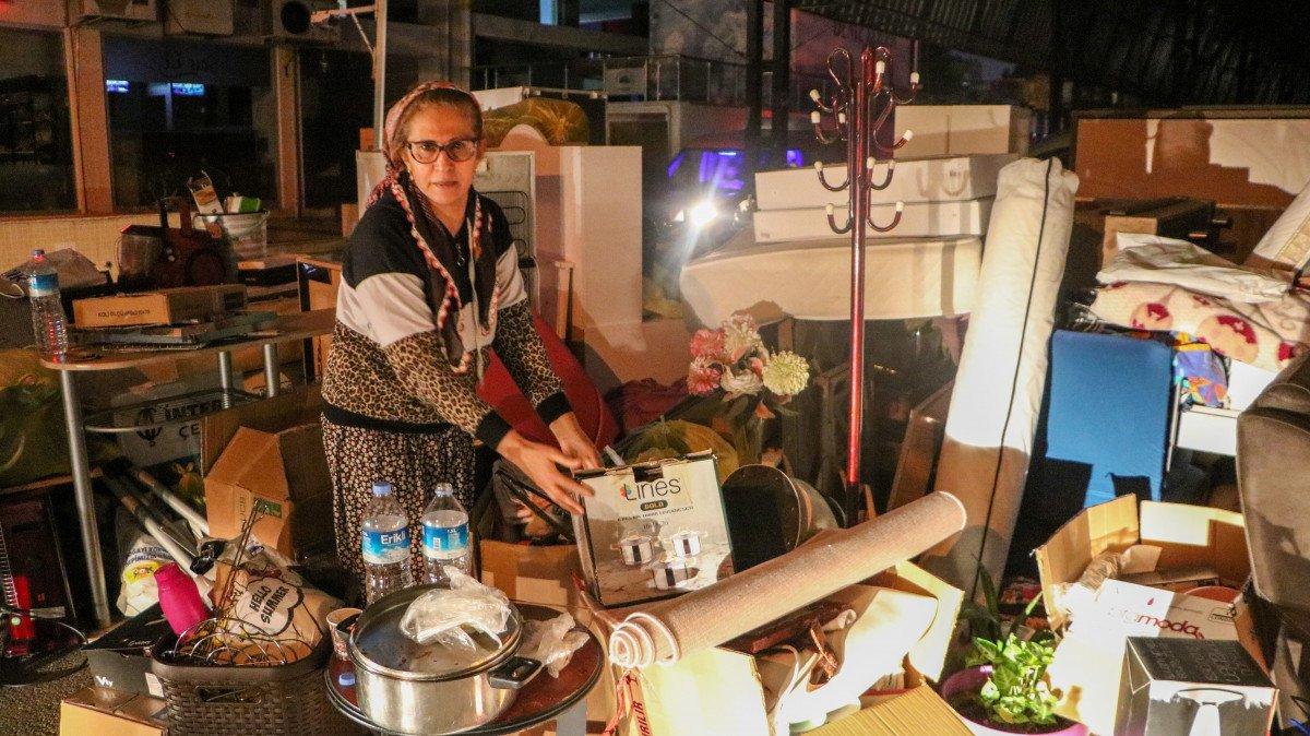 Antalya'da eline tebligat ulaşmayan kadın eşyalarıyla birlikte sokakta kaldı