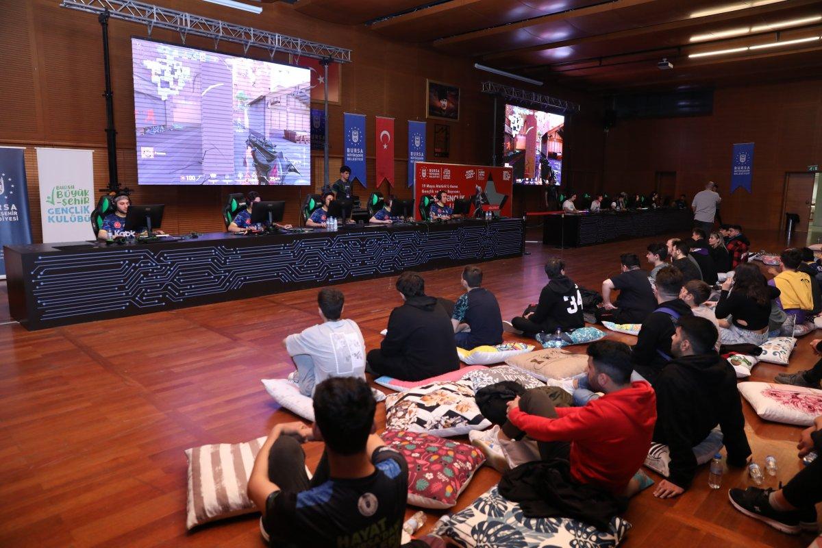 Bursalı gençlerin 19 Mayıs kutlamaları