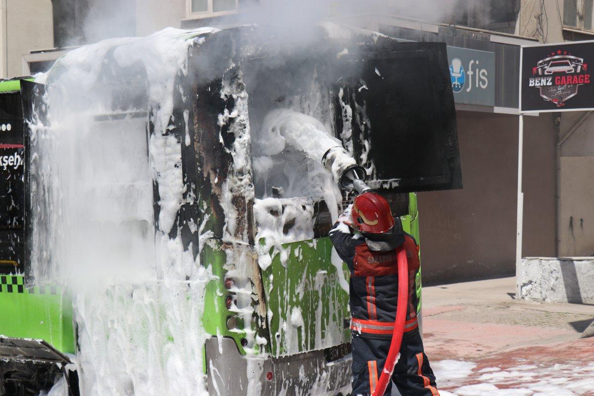 Sakarya'da belediye otobüsü seyir halindeyken yandı
