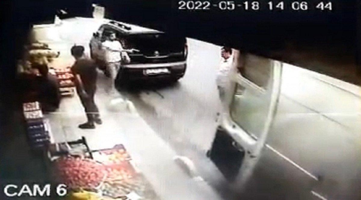 Bağcılar'da kadını döven adama engel olmak isteyen esnafa ateş açıldı