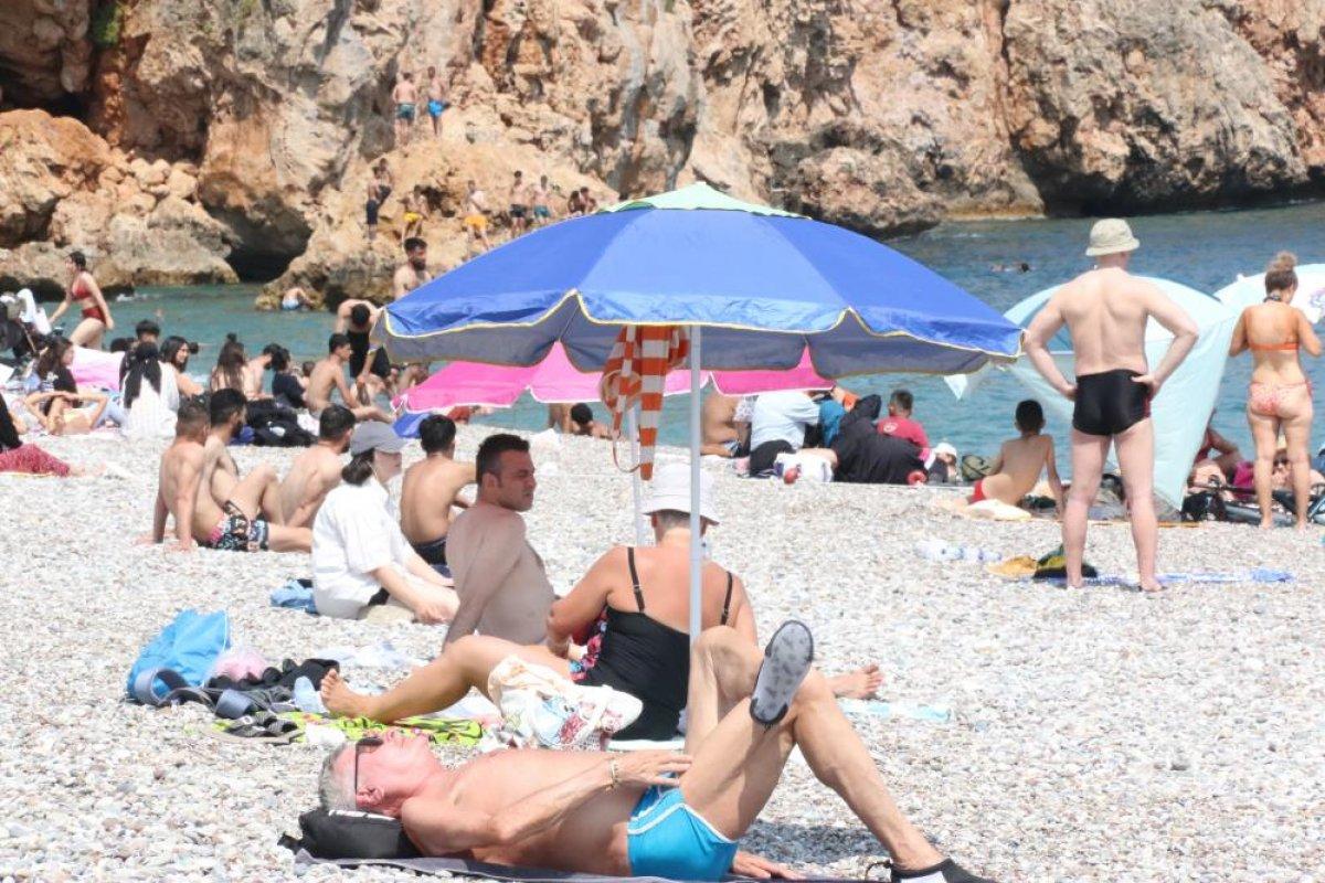 Antalya'nın bir yanı yazı bir yanı kışı yaşıyor