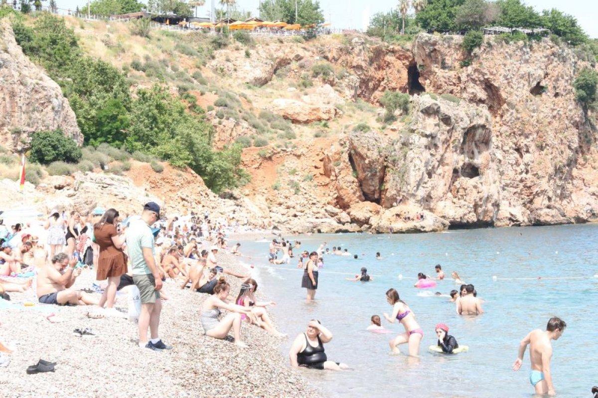Antalya'nın bir yanı yazı bir yanı kışı yaşıyor