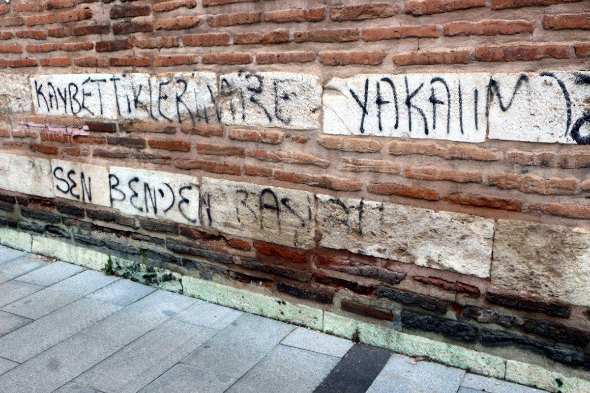 Tokat'ta tarihi hanın duvarlarına spreyle yazılar yazıldı