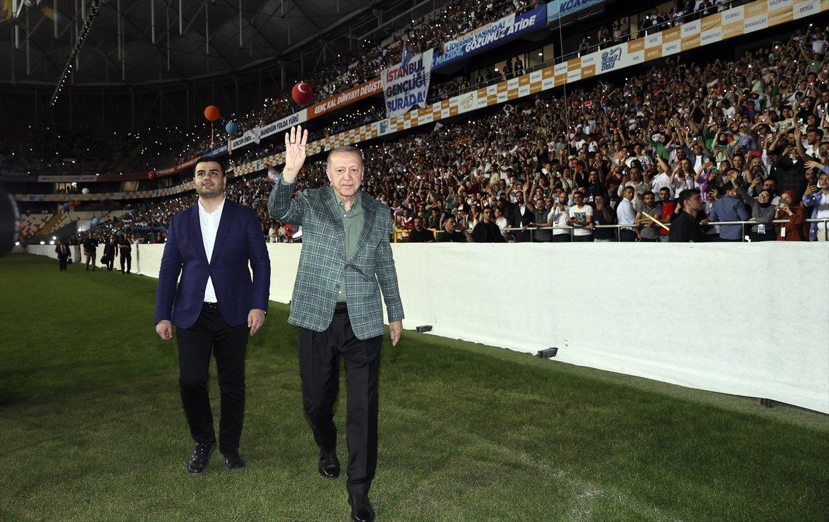 Cumhurbaşkanı Erdoğan, Gençlik Şöleni'nde tribünleri selamladı