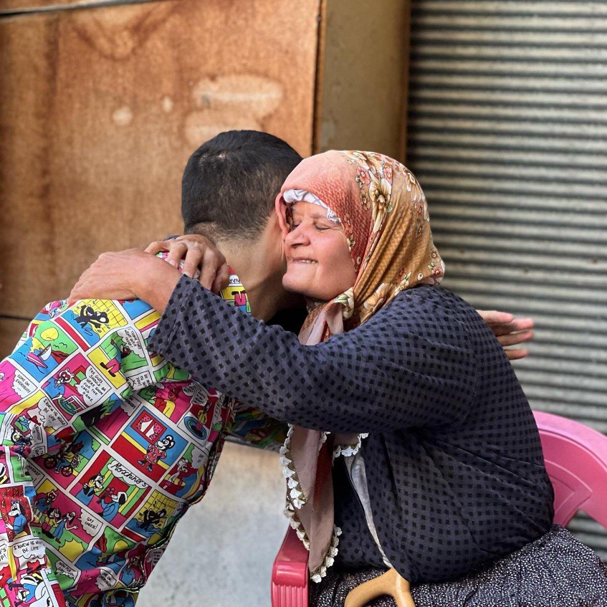 CZN Burak, engelli kadına tekerlekli sandalye gönderdi