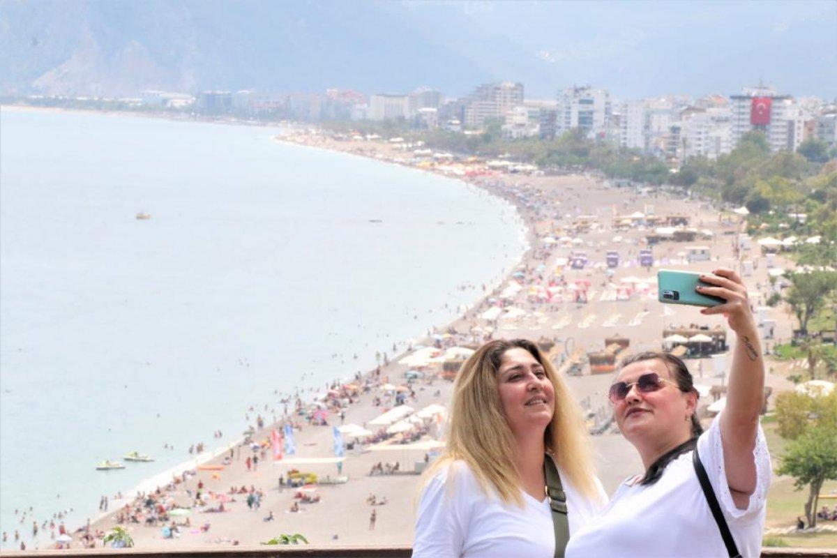 Antalya'nın bir yanı yazı bir yanı kışı yaşıyor