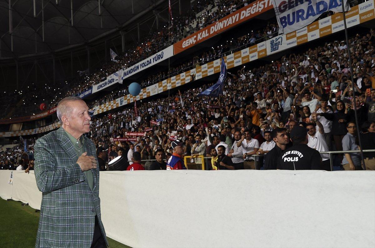 Cumhurbaşkanı Erdoğan, Gençlik Şöleni'nde tribünleri selamladı