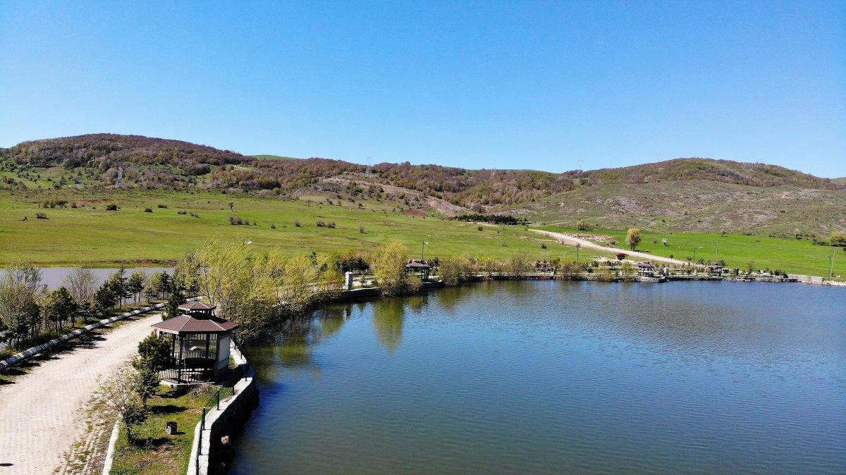 Tokat'taki gölet, manzarasıyla turistlerin dikkatini çekiyor