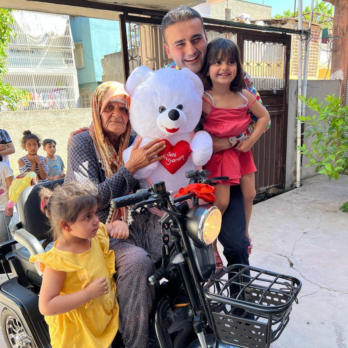 CZN Burak, engelli kadına tekerlekli sandalye gönderdi