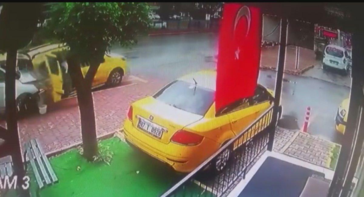 Antalya'da taksisini temizlerken arkadan çarptılar