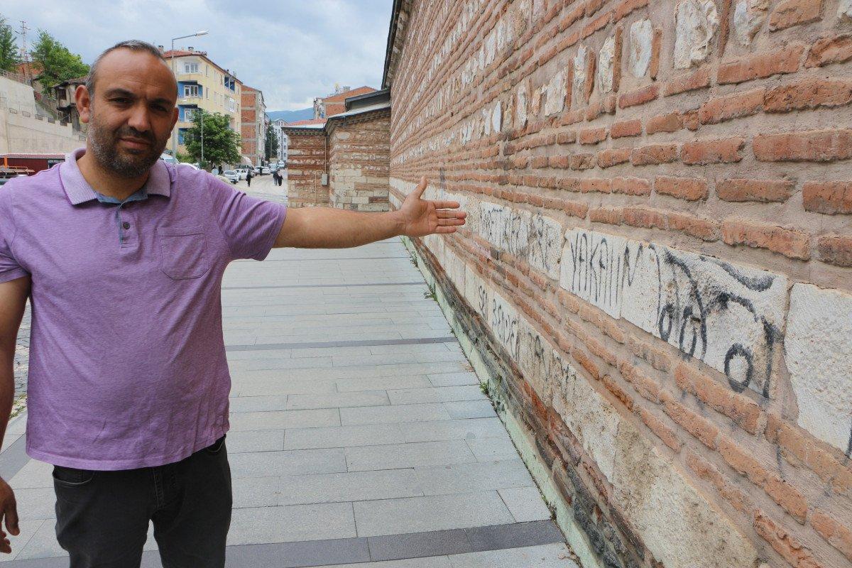 Tokat'ta tarihi hanın duvarlarına spreyle yazılar yazıldı