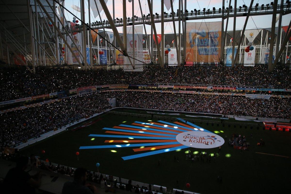 Cumhurbaşkanı Erdoğan, Gençlik Şöleni'nde tribünleri selamladı