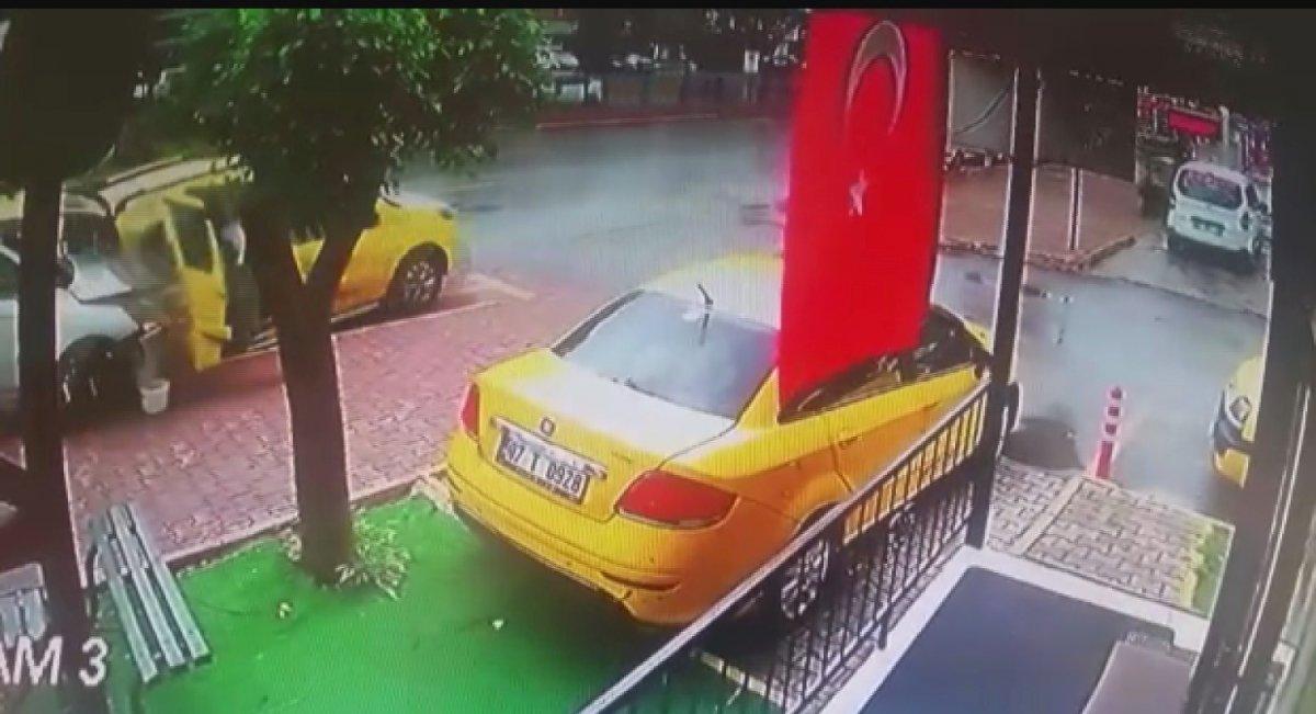 Antalya'da taksisini temizlerken arkadan çarptılar