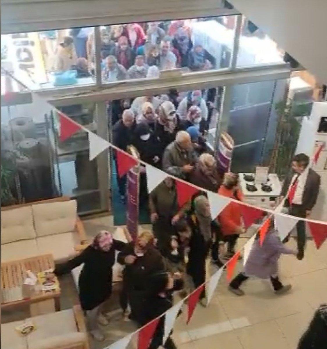 İndirimli ürünleri duyanlar izdihama sebep oldu