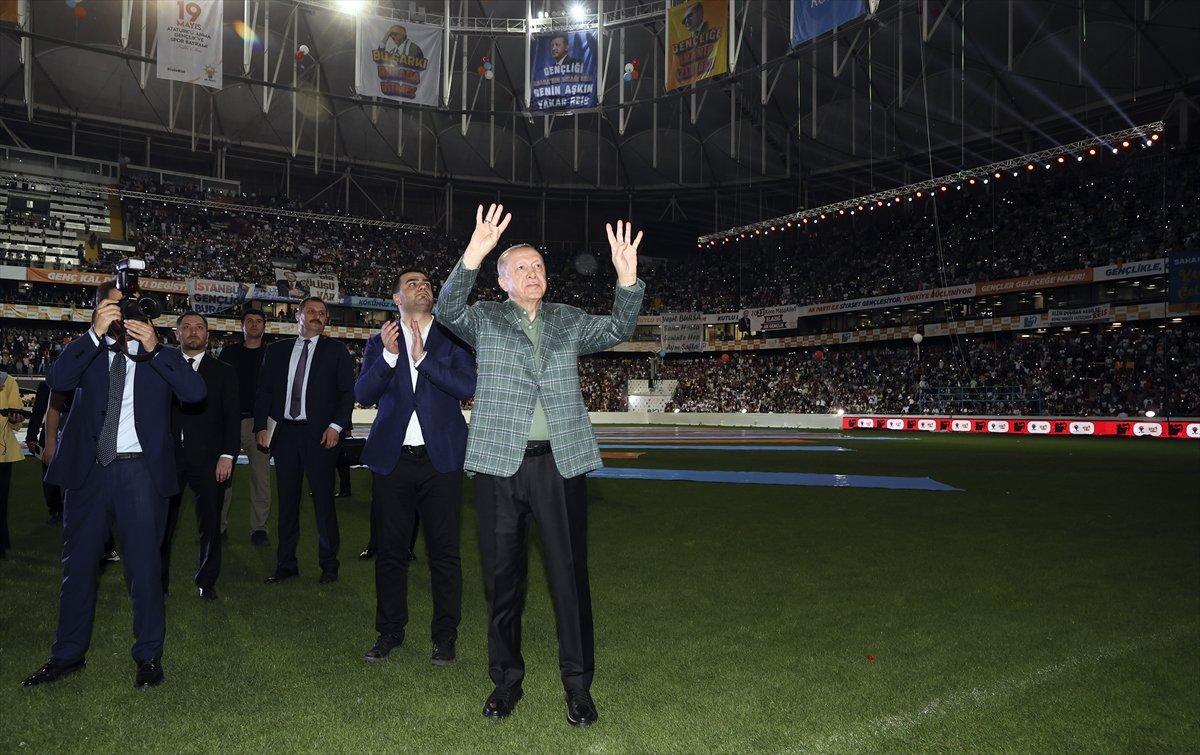 Cumhurbaşkanı Erdoğan, Gençlik Şöleni'nde tribünleri selamladı