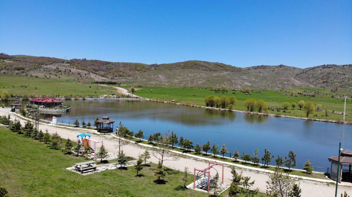 Tokat'taki gölet, manzarasıyla turistlerin dikkatini çekiyor