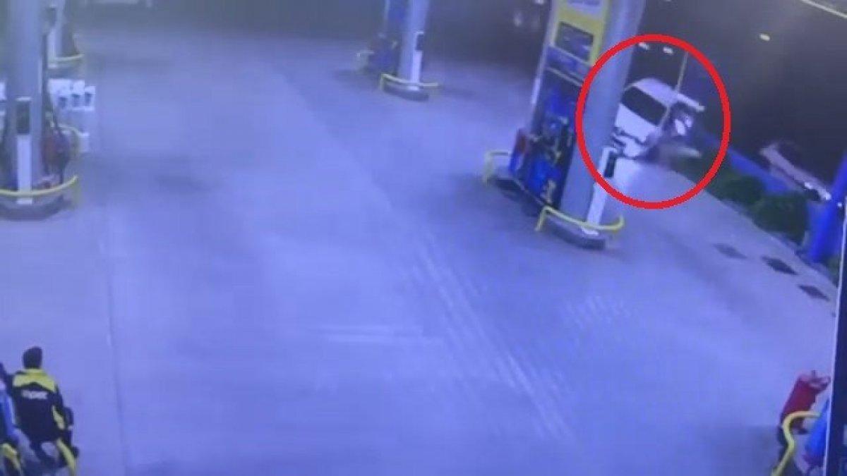 Bursa'da kazadan kaçan sürücü benzinliğe girdi