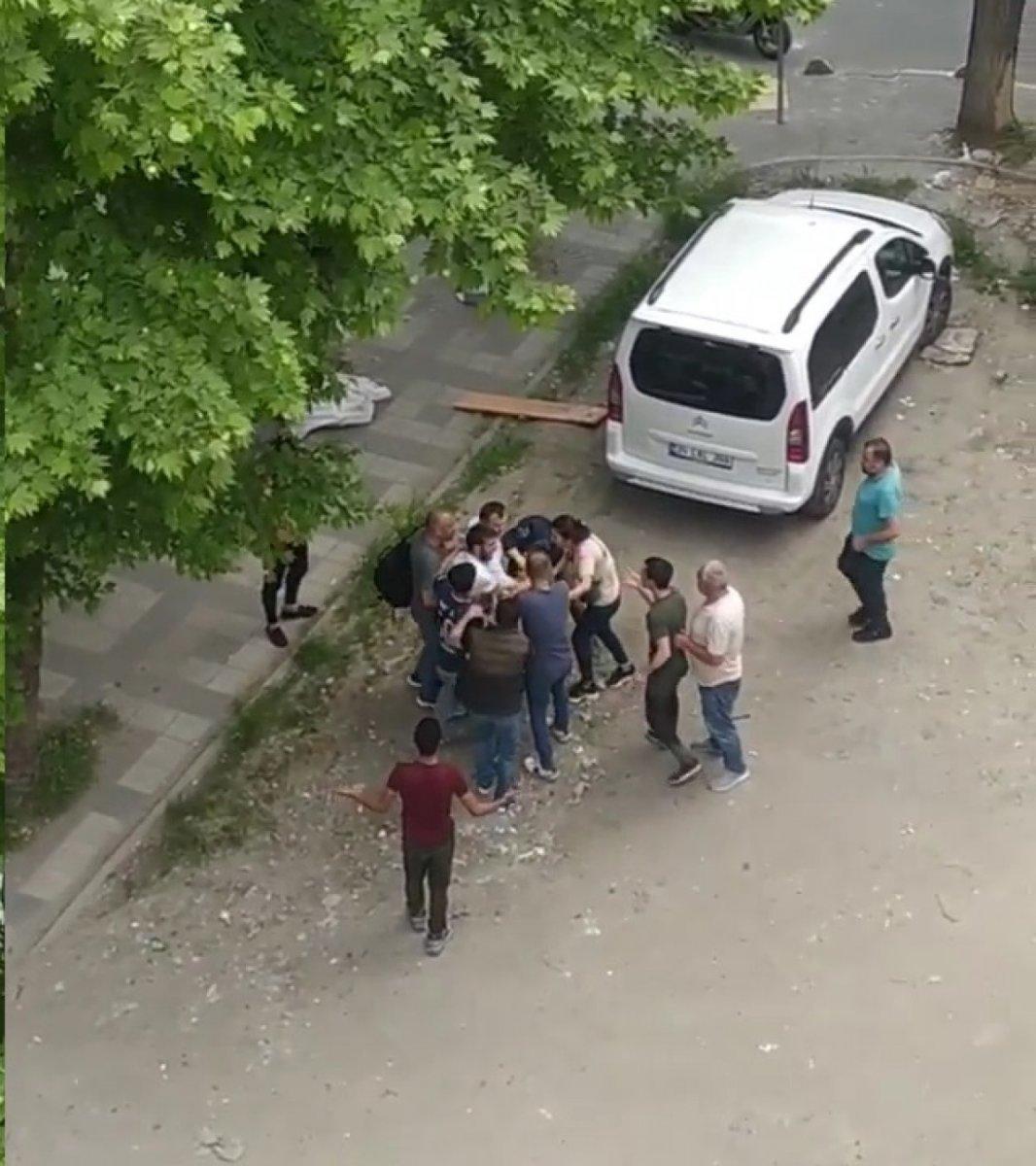 Bağcılar'da kadını döven adama engel olmak isteyen esnafa ateş açıldı