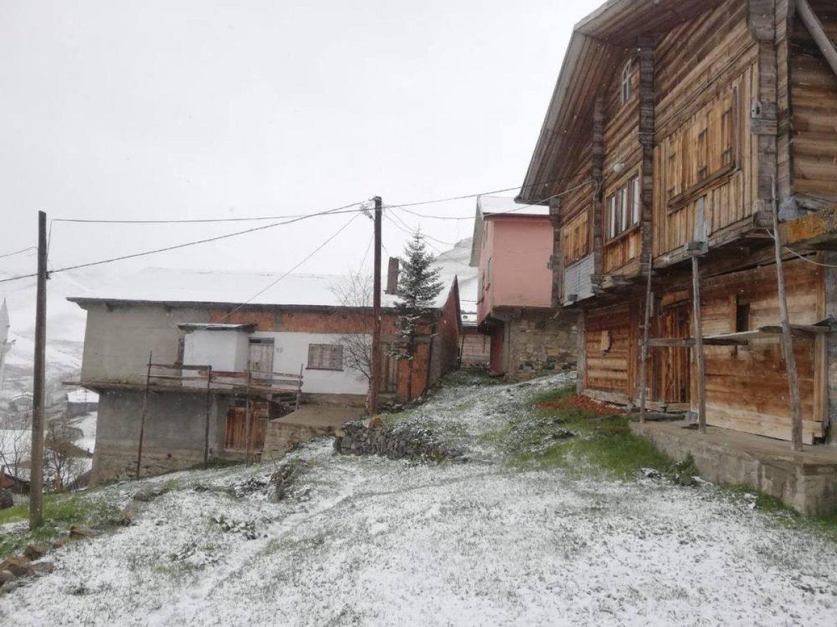 Bayburt'un yüksek kesimlerine kar yağdı