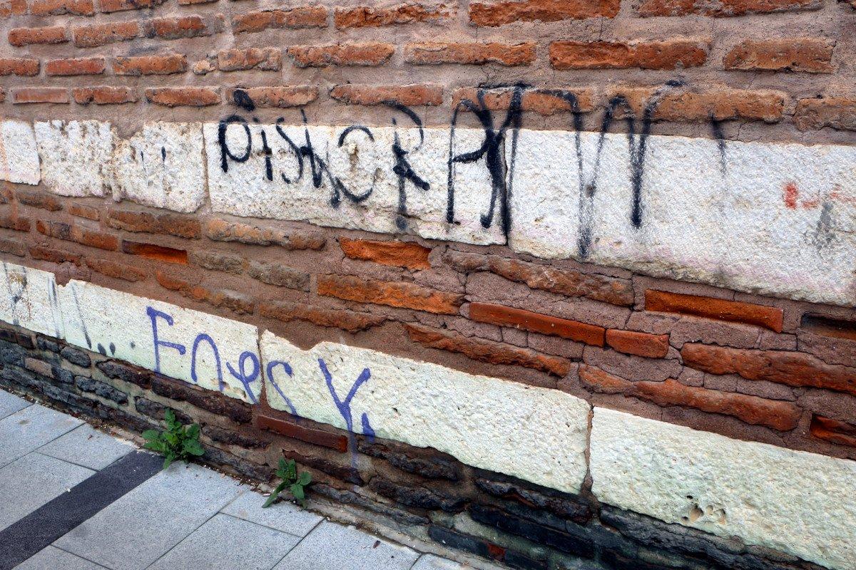 Tokat'ta tarihi hanın duvarlarına spreyle yazılar yazıldı